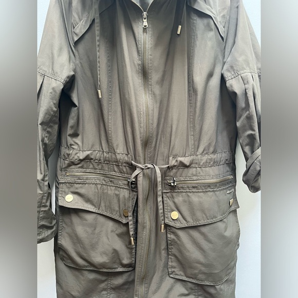 Very versatile & stylish mid length utility Kenneth Cole green khaki jacket. - Picture 7 of 7